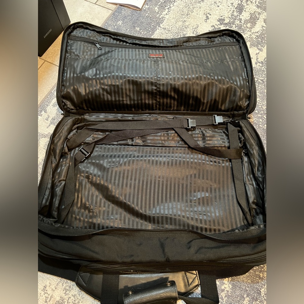 Tumi Nylon 21" Expandable Carry On Weekender Duffle Bag - Picture 6 of 10